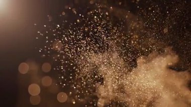 Büyüleyici altın parçacıklar karanlık bir uzayda bokeh etkisi ile patlıyorlar, lüks ve kutlama hissi uyandırıyorlar. Projene biraz sihir ve merak katmak için mükemmel..