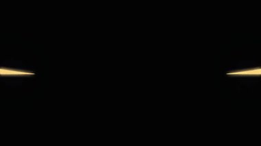 Eğlence için siyah arka planda çarpıcı spot ışıkları parlıyor.