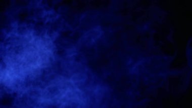 Siyah arkaplanda dramatik koyu mavi duman gizemli bir atmosfer yaratıyor