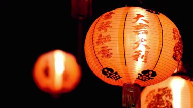 Güzel aydınlatılmış Çin fenerleri sıcak ve şenlikli bir atmosfer yaratıyor.