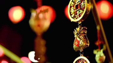 Şatafatlı altın süsler arka planda bulanık ışıklar ile zarif bir şekilde asılı, sofistike bir ortam yaratıyor.