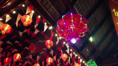Şenlikli bir kutlamanın canlı atmosferini yakalayın. Bu çarpıcı Çin fenerleri ve tavandan sarkan renkli bayraklar her türlü projeye kültürel neşe katmak için mükemmeldir.