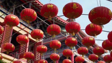 Bu çarpıcı kırmızı fenerlerle Çin 'in canlı kültürünü deneyin. Süslü bir tapınağın önünde asılıydı. Projenize şenlikli bir neşe katmak için mükemmeldi.