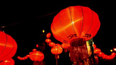 Canlı kırmızı fenerlerin sihrini hissedin. Sıcak, parıldayan ambiyanslarıyla geceyi aydınlatın. Şenlikli kutlamalar ve kültürel etkinlikler için mükemmeldir.