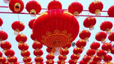 Güzel dekore edilmiş Çin fenerleri şenlikli bir atmosfer yaratıyor.