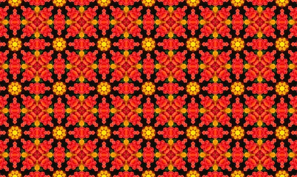 Siyah arka planda kırmızı ve sarı çiçekleri olan çarpıcı çiçek deseni, lüks tasarımlar için mükemmel.
