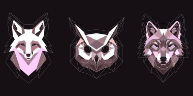 Üç düşük polimetrik hayvan kafası: bir tilki, bir baykuş ve bir kurt. Beyaz, pembe ve kahverengiye boyanmış arka planda beyaz kablo hatlarıyla.