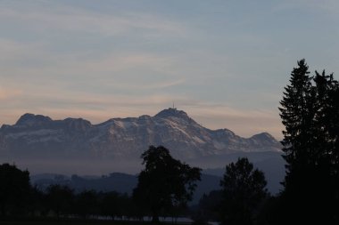 Dağlarda sıradağları olan güzel bir manzara.
