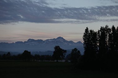 Dağlarda güzel bir gün batımı