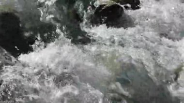 Şelale, nehir akışı, doğa, bitki örtüsü.