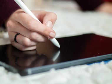 Dijital sanat ve tasarım yaratmak için mükemmel bir tablet üzerinde ustalıkla bir el kapanışı.