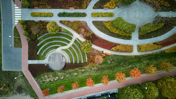 Patikalı bahçe, ağaçlı ve çitli bahçe, patikalı gökyüzü manzaralı bahçe.