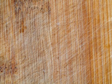 Aşınmış ahşap kesim tahtası yüzeyinde derin çizikler, sıcak tahıl ve eskimiş gübre var. Mutfak için mükemmel.