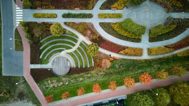 Patikalı bahçe, ağaçlı ve çitli bahçe, patikalı gökyüzü manzaralı bahçe.