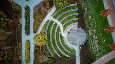 Ağaçlı amfi tiyatro, yükseltilmiş amfitiyatro perspektifi teraslı koltuklar ve sonbahar manzarası