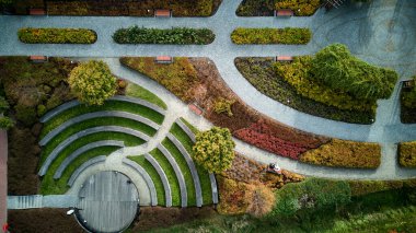 Şehir performans alanının tasarım özellikleri, şehir parkının güzel hava perspektifi sahne ve yollar