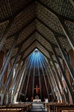 Göksel ışık bacaları, meditasyon için uygun huzurlu kutsal iç mekan olan orta koridor ve sunağa iniyor.,