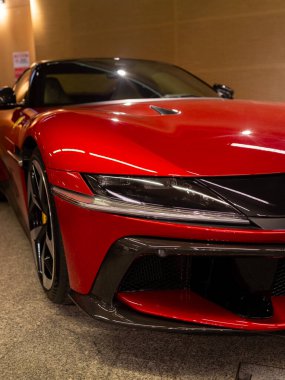 Yansıtıcı yüzeyleri ve sıcak iç ışıkları olan açılı kırmızı Coupe Hood Varşova 'da aynaya benzer çizgiler çiziyor, Polonya