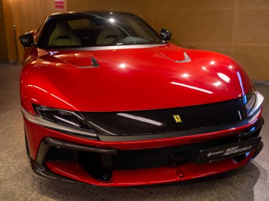 Pürüzsüz Kırmızı Başlıklı ve Izgara Koyu Parlak Boyalı, Havalı Konteynırlı Ferrari Rozetli Cesur Varşova, Polonya