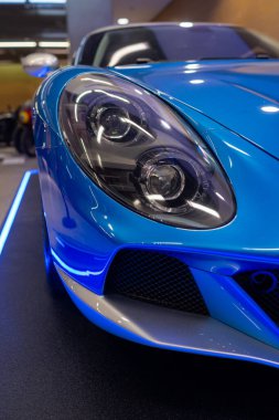 Mavi Spor Araba Farları Gösterişli Gösterişli Boyaları Kapat ve Projektör Lens, Showroom Neon Warsaw, Polonya