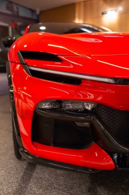 Agresif Kırmızı Performans Önü Bölme ve Karbon Doku ve Aerodinamik Havalandırma, Varşova, Polonya 29-01-2026