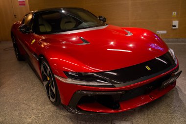 Showroom Red Ferrari Front View with Sculted Hood Line, Agresif Grille and LED Far, LowAngle Warsaw, Polonya 29-01-2026