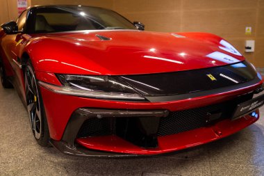 Kırmızı Ferrari Kapanış Gösterisi Parlak Bitiş, Keskin Farlar Detayı, Heykel Çarpıcı ve Rozet Varşovu, Polonya
