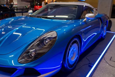 Mavi Spor Araba Aydınlatılmış Platformda, Neon Döşemeli, Parlak Boya Yansımaları, Cilalı Varşova, Polonya