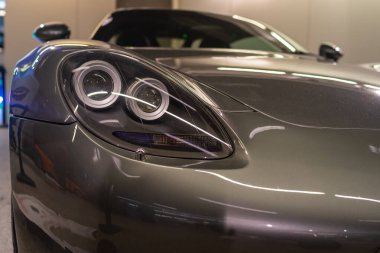 Gri Porsche Coupe Farları Dairesel LED Halkalar ve Yumuşak Metalik Yansımalar, Pürüzsüz Tampon Hatları Varşova, Polonya 29-01-2026