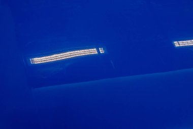 Işıltılı Mavi Yüzeyin Kapanışı Hafif Işık Yansımaları Gösteriyor Ve Pürüzsüz Otomotiv Öğrenimi Bitir, Varşova, Polonya 29-01-2026