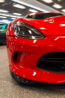 Kırmızı Cephe Fascia 'nın yakın çerçevesi, far ve agresif hava alımıyla, Heykel Izgara ve Varşova, Polonya 29-01-2026