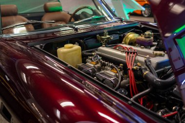 Renkli bileşenler ve kırmızı ateşleme kablolarıyla Motor Koyu 'nu açın, görünür giriş manifestosu ve soğutucu Varşova, Polonya 29-01-2026