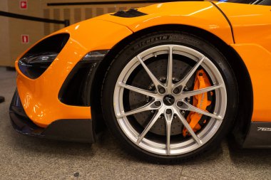 Turuncu MacLarren Spor Araba Kapanması Fren Kapatıcısı ve Delinmiş Rotor, Yüksek Performanslı Rim Varşova, Polonya 29-01-2026