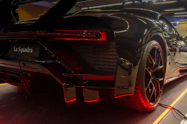 Kırmızı Aksanlı Arka Siyah Supercar Difüzörü, Karbon Fiber Doku, Dörtlü Egzoz İpuçları, Aydınlatılmış Varşova, Polonya