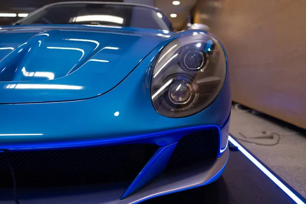 Canlı Mavi Spor Araba Köşesi Fotoğrafı, Aerodinamik Çarpıcı ve LED Farlar, Neon Işıklandırma Aksanı, Parlak Varşova, Polonya
