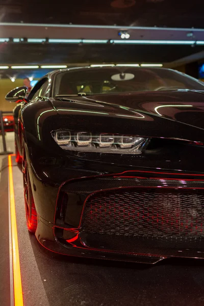 Neon ışıklı siyah hiperaraba önü, karbon fiber ayırıcı ve LED matris farları çarpıcı Varşova, Polonya