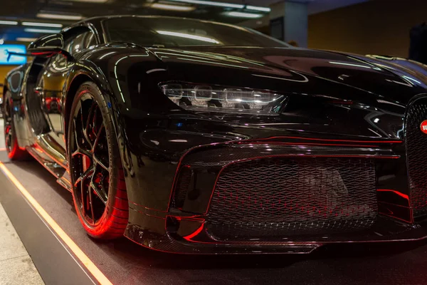 Siyah Bugatti Ön Kapısı Showroom Işıklarının Altında, Parlak Karbonfiber Tampon Kırmızı Aksanlı, Detaylı Varşova, Polonya 29-01-2026