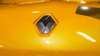 Sarı Hatchback Hood Amblemi Parlak Boya, Elmas Rozet ve Neşeli Şehir Vibe Varşovası, Polonya