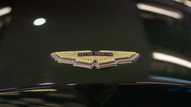 Siyah Başlıklı Krom Araba Rozeti Metalik Bitiş, Üretici Varşova 'nın Yakın Çerçevesi, Polonya