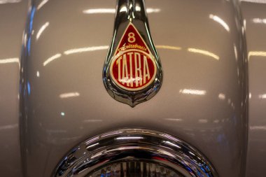 Yakın plan Vintage Araba Amblemi Işıkları Yansıtan, Parlak Gümüş Başlıklı Krom Rozet, Sıcak Showroom Işıkları, Varşova, Polonya