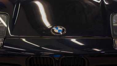Bmw Hood Parlak Amblemi Galeri Işıklarının Altında Ön Görünüm, Kıtır Krom Rozetli Koyu Siyah Boya, Showroom Varşova, Polonya