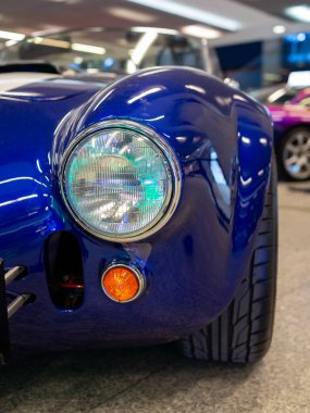 Tek yuvarlak farlı mavi Retro Spor Burnu ve kıvrımlı çamurluk, prototip stili ve el yapımı Varşova, Polonya