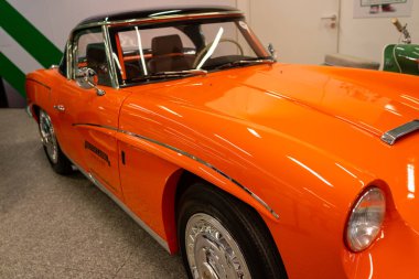 Parlak Turuncu Üstü açılır Roadster Açık Kokpit ve Parlak Krom, Güneşli Renk Paleti Varşova, Polonya