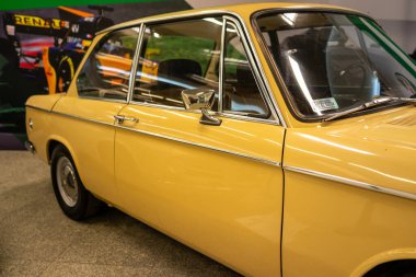 Açık Kapı Açılış Sarı BMW Kulübesi ve Direksiyon, Deri Koltuk dokusu ve Krom Kesme Görünümü, Varşova Müzesi, Polonya