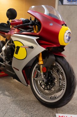 Kırmızı retro yarış motosikleti sergi, yuvarlak far ve klasik kaplama ile sergilendi. Varşova, Polonya 29-01-2026