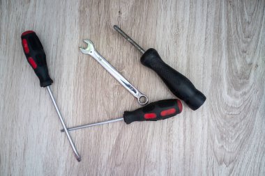 Üç tornavida ve levha, çeşitli Phillips ve krom anahtarlı düz başlı başlık uçları, kırmızı