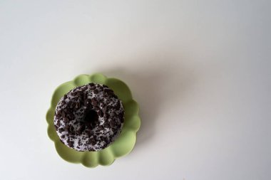 Tabaktaki istiflenmiş çörekler, yeşil tabakta en tepeden aşağı çörekler, çöreklerle ilgili şakacı yazı işleri.