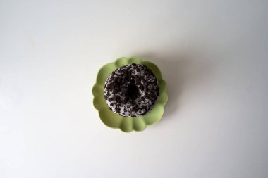 Tek tepside istiflenmiş çörekler istiridye yeşili tabakta üst üste, çıtır çıtır çerçeve renklendirici