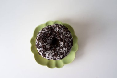 Tabakta istiflenmiş çörekler yeşil tabakta çikolatalı çörekler, tepeden tırnağa simetri, çıtır çıtır