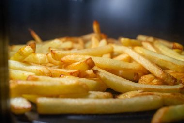 Kızarmış patates kızartması. Stüdyo ışığı, doku ve baharatla yakın çekim.